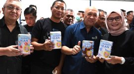 Menteri Koperasi dan UKM (MenKopUKM) Teten Masduki melaunching produksi susu ikan pertama di Indonesia yang merupakan hasil kemitraan antara Koperasi Nelayan Mina Bahari (Indramayu) dengan PT Berikan Teknologi Indonesia sebagai bagian dari perkuatan program hilirisasi produk berbasis komoditas unggulan daerah.(Dok. KemenKopUKM)