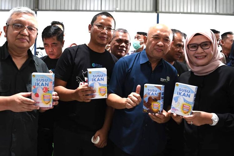 Menteri Koperasi dan UKM (MenKopUKM) Teten Masduki melaunching produksi susu ikan pertama di Indonesia yang merupakan hasil kemitraan antara Koperasi Nelayan Mina Bahari (Indramayu) dengan PT Berikan Teknologi Indonesia sebagai bagian dari perkuatan program hilirisasi produk berbasis komoditas unggulan daerah.(Dok. KemenKopUKM)