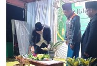 Pemotongan Tumpeng sebagai Simbolik Peresmian Sarana Air Bersih oleh Kepala Desa Sirnabaya
