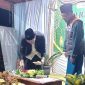 Pemotongan Tumpeng sebagai Simbolik Peresmian Sarana Air Bersih oleh Kepala Desa Sirnabaya