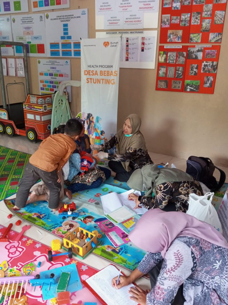 Suasana Pelayanan Posyandu Binaan Rumah Zakat di Desa Sirnabaya.