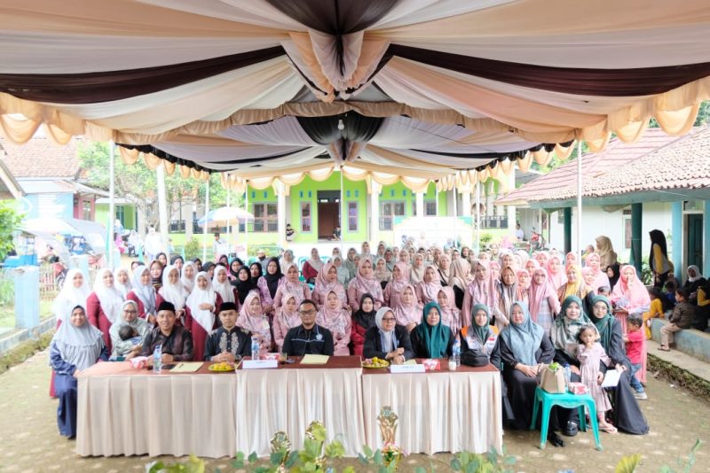 Foto Relawan Inspirasi Rumah Zakat Bersama Para Juri, Jamaah Tablig Akbar dan Peserta Lomba Sholawat